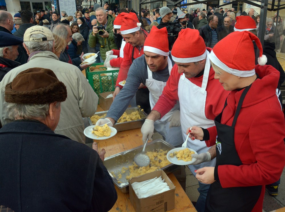 PULA, 31.12.2018. - ZADNJI DAN, TRZNICA, FRITAJA OD 2019 JAJA Snimio Neven LAZAREVIC